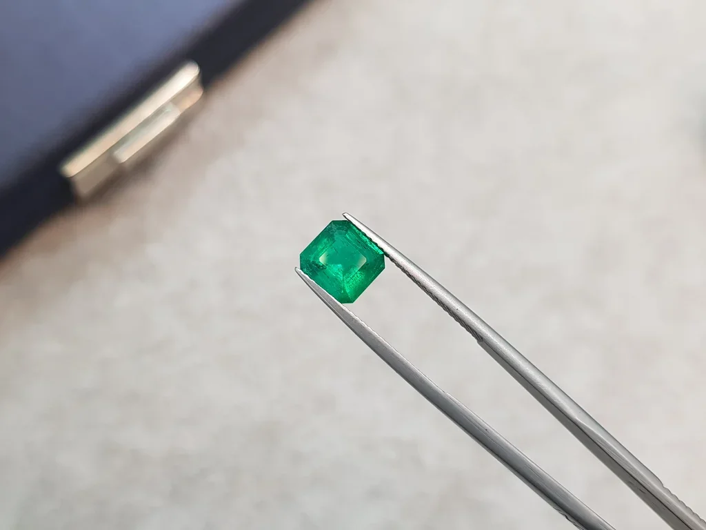 Колумбийский изумруд Muzo Green 1,70 карат Изображение №3