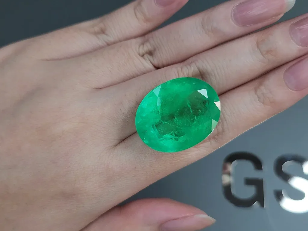 Изумруд Intense Green в огранке овал 48,33 карата, Колумбия Изображение №2