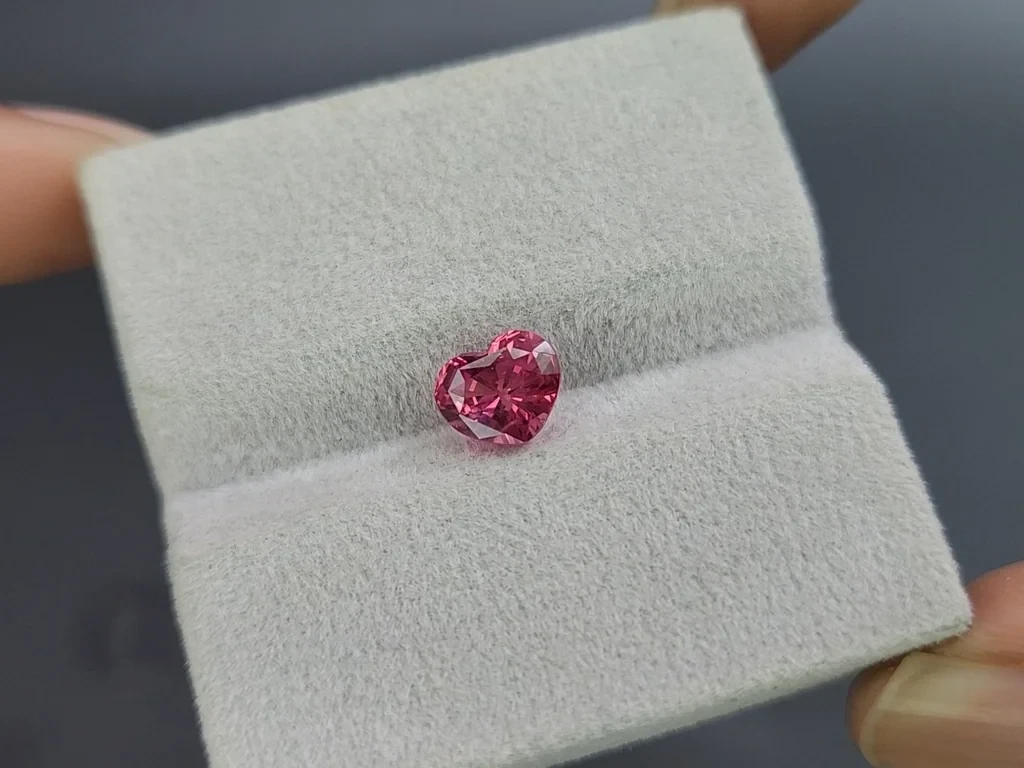 Розовая шпинель Махенге в огранке сердце 1,63 карат, Танзания Изображение №4