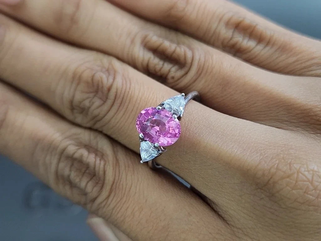 Розовая шпинель Махенге в огранке овал 2,20 карат, Танзания Изображение №5