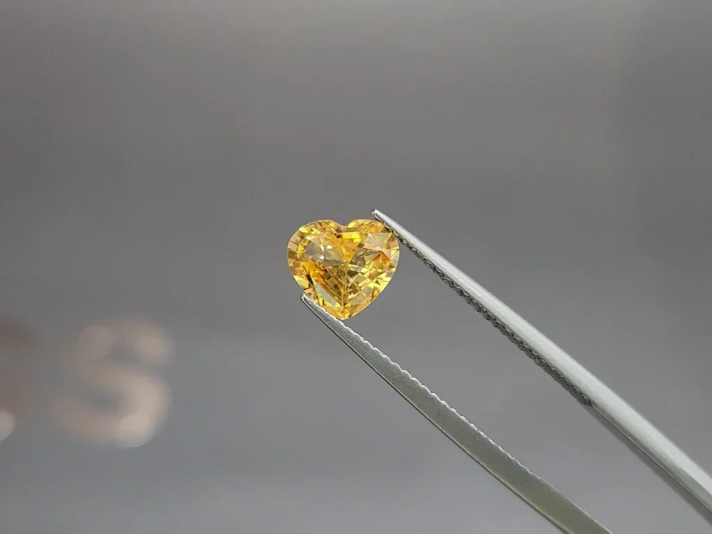 Сапфир Vivid Yellow в огранке сердце 1,53 карата, Шри-Ланка Изображение №3