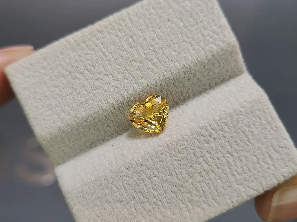 Сапфир Vivid Yellow в огранке сердце 1,53 карата, Шри-Ланка Изображение №4