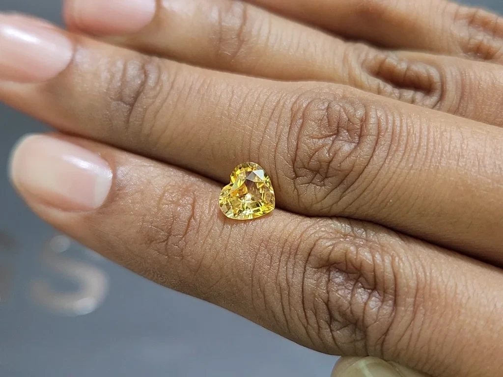Сапфир Vivid Yellow в огранке сердце 1,53 карата, Шри-Ланка Изображение №2