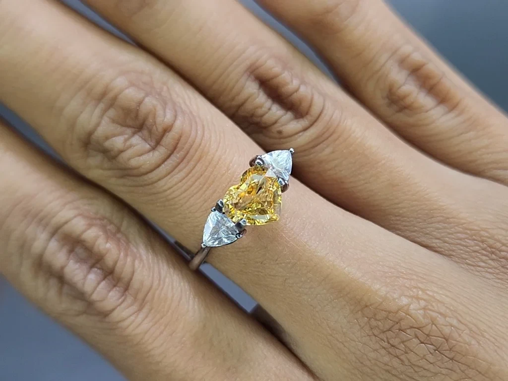 Сапфир Vivid Yellow в огранке сердце 1,53 карата, Шри-Ланка Изображение №5