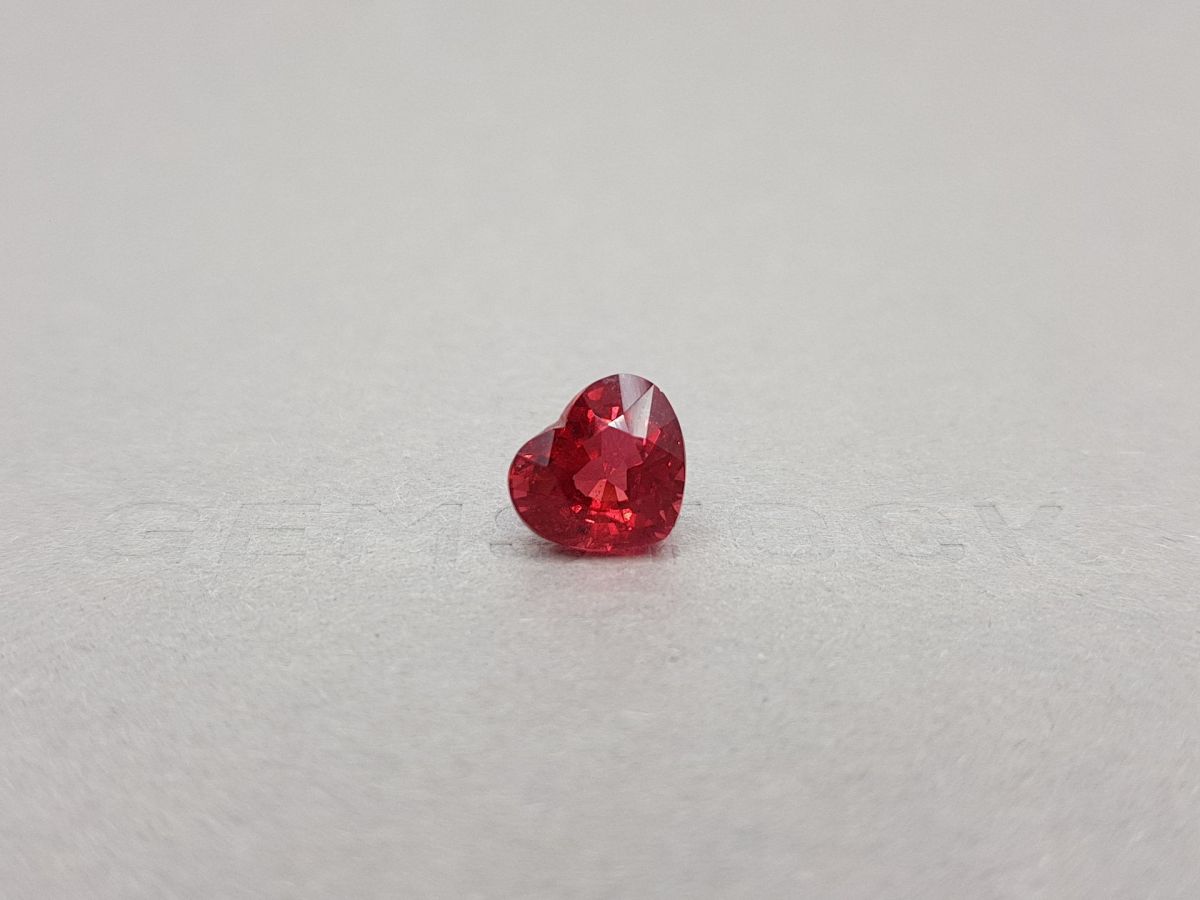 Редкая яркая красная шпинель Махенге в огранке сердце 4,00 карата фото №1