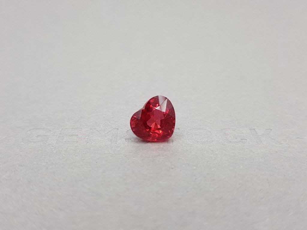 Редкая яркая красная шпинель Махенге в огранке сердце 4,00 карата Изображение №1