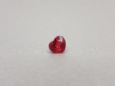 Редкая яркая красная шпинель Махенге в огранке сердце 4,00 карата