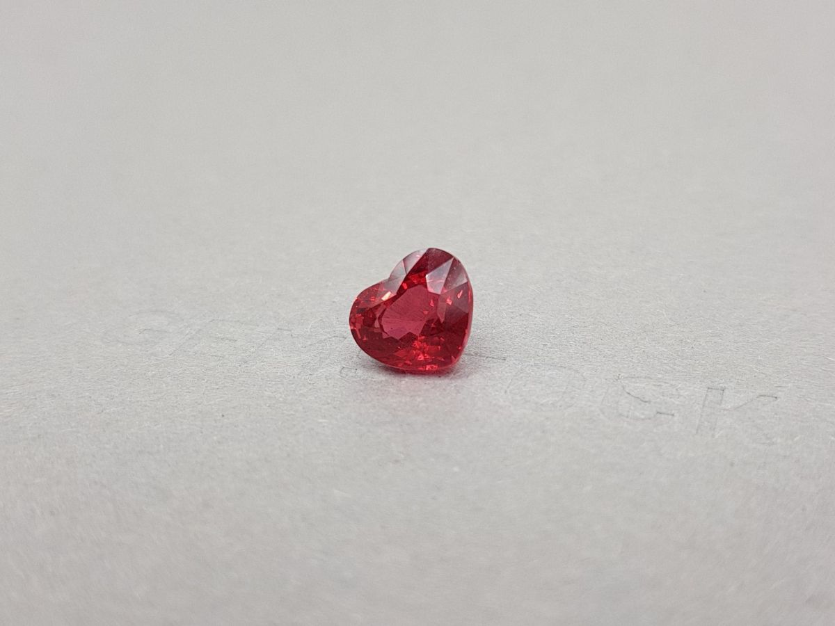 Редкая яркая красная шпинель Махенге в огранке сердце 4,00 карата фото №3