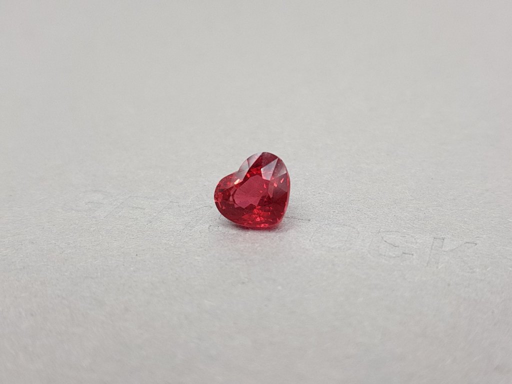Редкая яркая красная шпинель Махенге в огранке сердце 4,00 карата Изображение №3