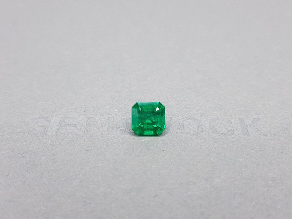 Кольцо с колумбийским изумрудом цвета Muzo Green 1,45 карат и бриллиантами в белом золоте 750 пробы Изображение №4