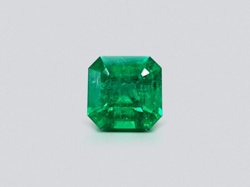 Кольцо с колумбийским изумрудом цвета Muzo Green 1,45 карат и бриллиантами в белом золоте 750 пробы Изображение №5