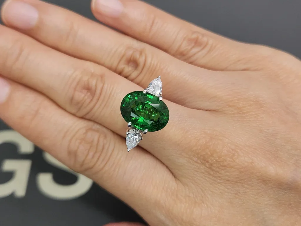 Гранат цаворит Vivid Green в огранке овал 7,04 карата, Танзания  Изображение №5