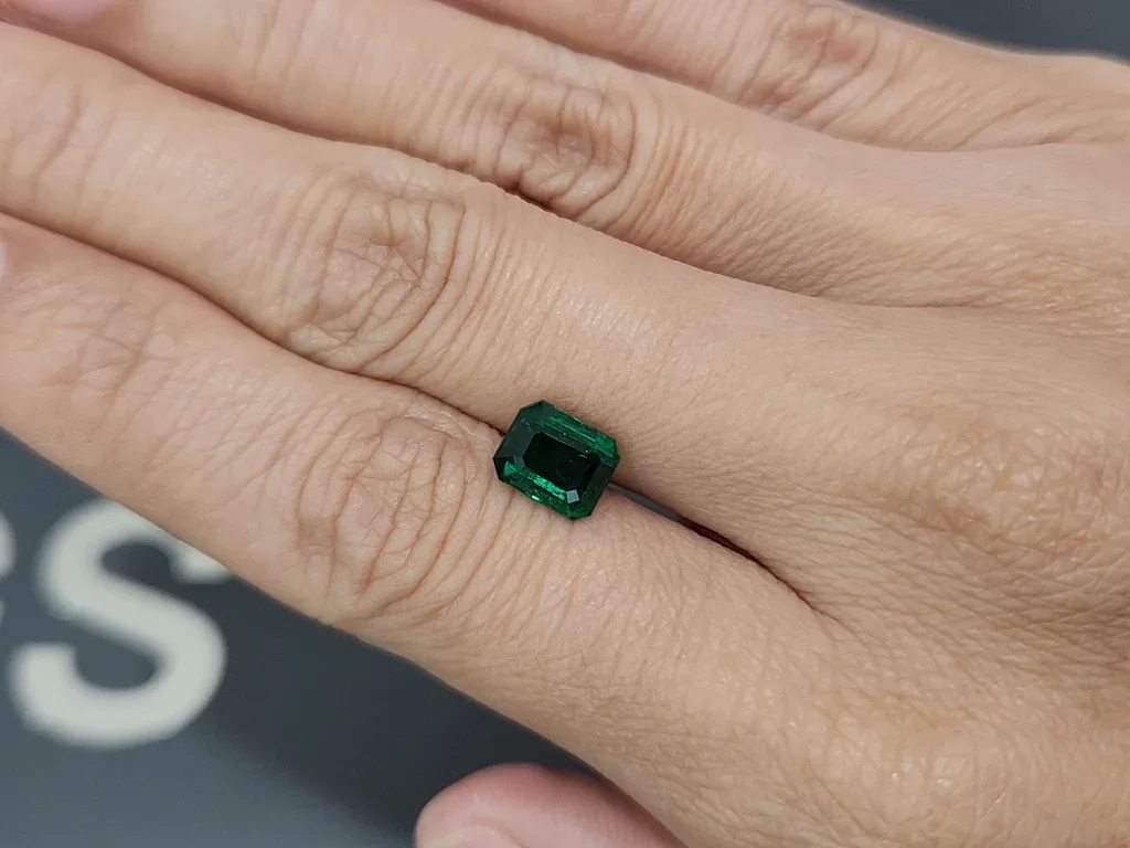 Изумруд Vivid Green в огранке октагон 1,72 карата, Панджшер  Изображение №2