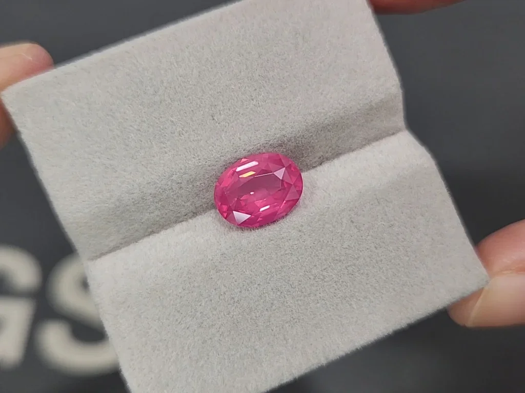 Шпинель Махенге Vivid Pink с эффектом рутилового шелка в огранке овал 3,20 карат, Танзания Изображение №4