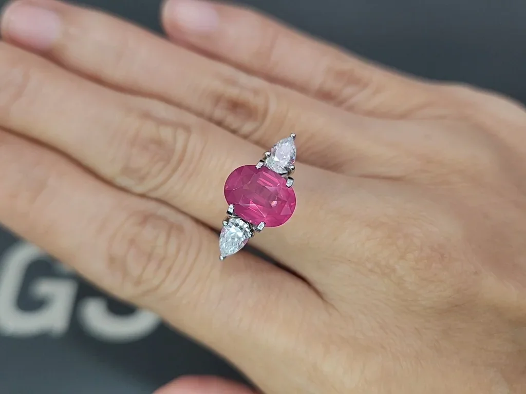 Шпинель Махенге Vivid Pink с эффектом рутилового шелка в огранке овал 3,20 карат, Танзания Изображение №5