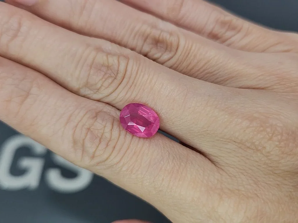 Шпинель Махенге Vivid Pink с эффектом рутилового шелка в огранке овал 3,20 карат, Танзания Изображение №2