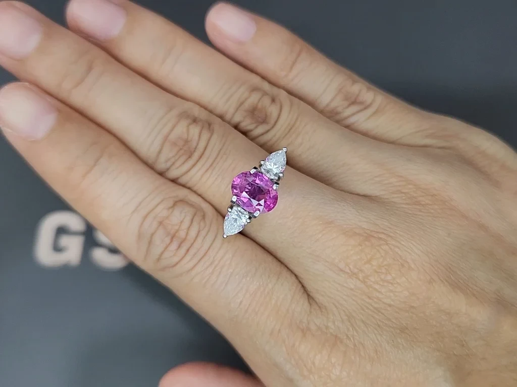 Сапфир Hot Pink в огранке овал 1,98 карат, Шри-Ланка Изображение №5