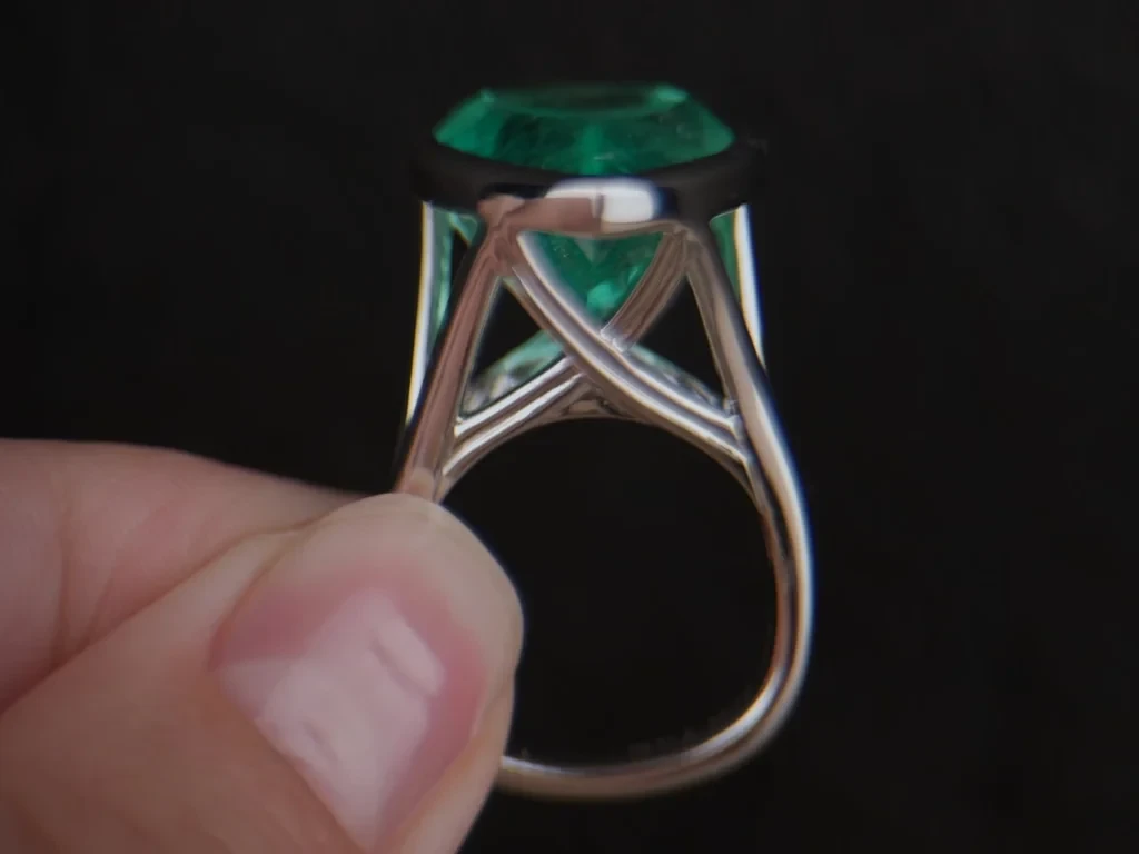 Лот №5. Кольцо с колумбийским изумрудом 14.99 ct и бриллиантами в платине 900 пробы Изображение №5