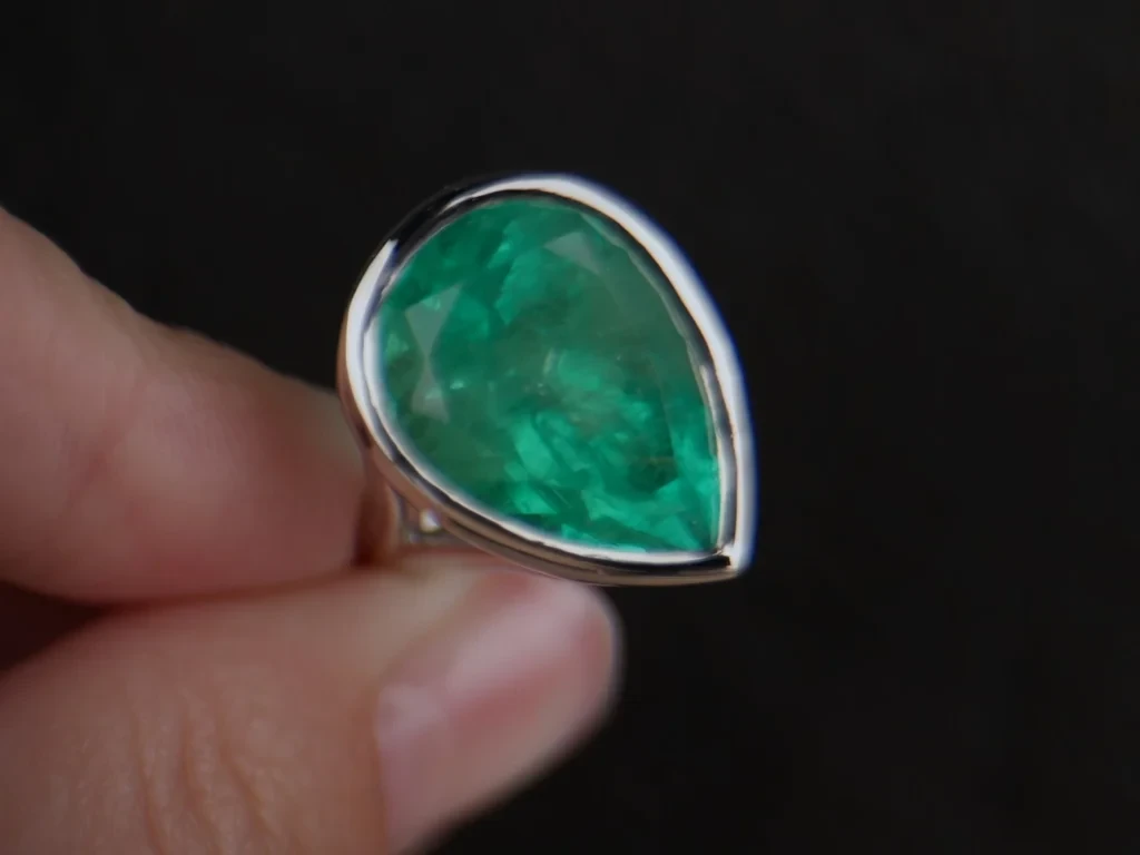 Лот №5. Кольцо с колумбийским изумрудом 14.99 ct и бриллиантами в платине 900 пробы Изображение №4