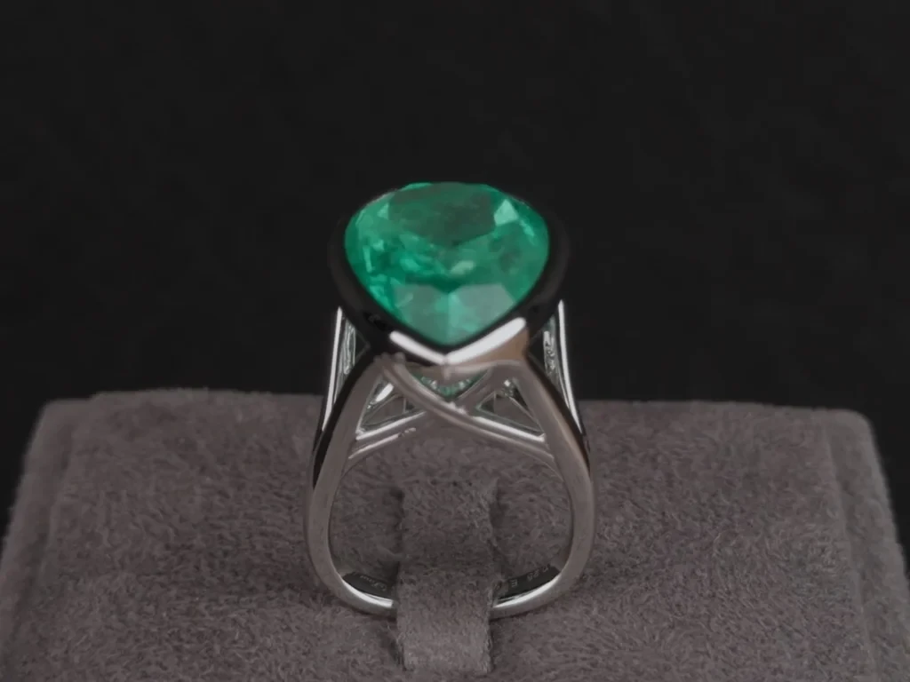 Лот №5. Кольцо с колумбийским изумрудом 14.99 ct и бриллиантами в платине 900 пробы Изображение №3