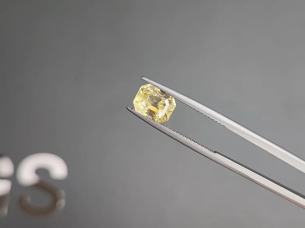 Негретый сапфир Pastel Yellow в огранке октагон 3,33 карата, Шри-Ланка Изображение №3