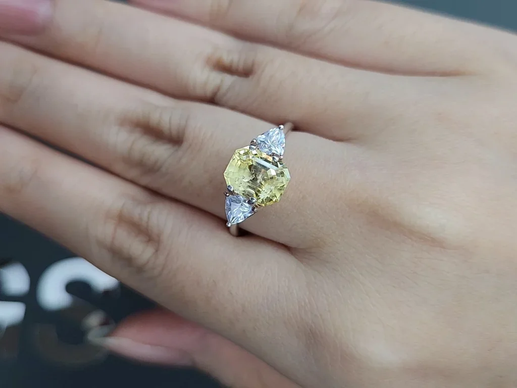Негретый сапфир Pastel Yellow в огранке октагон 3,33 карата, Шри-Ланка Изображение №5