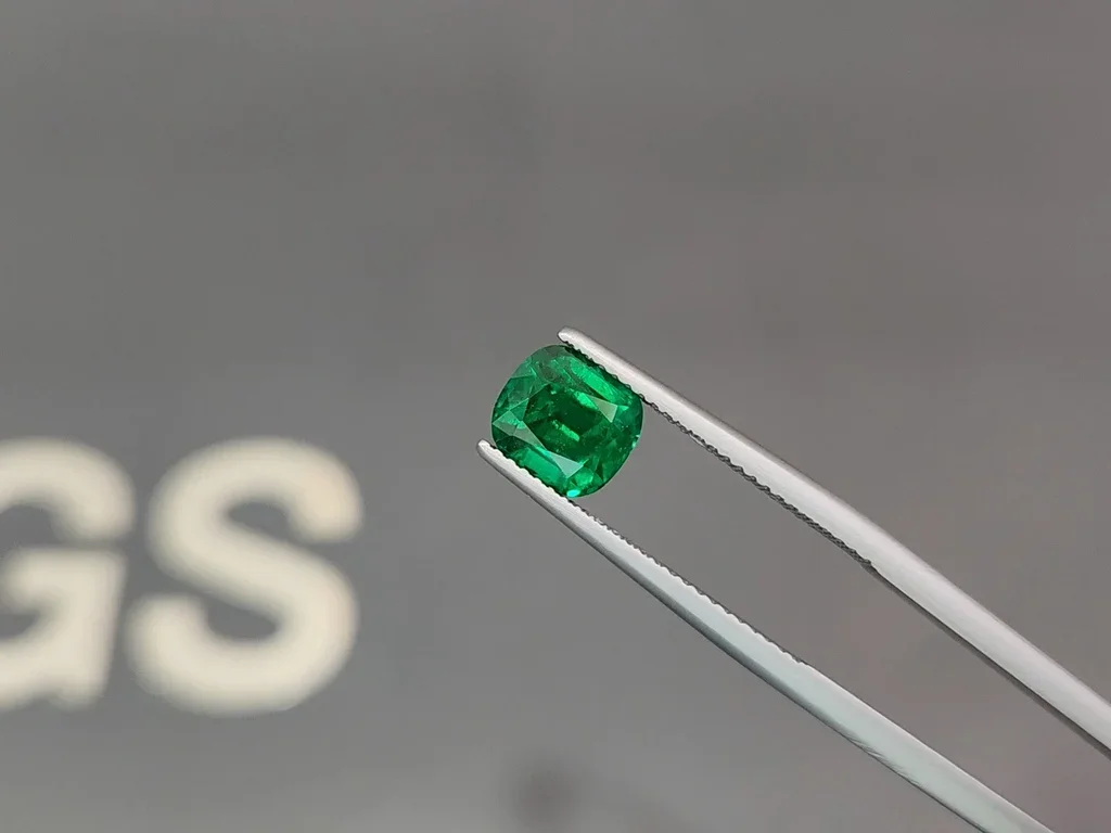 Изумруд Vivid Green в огранке кушон 1,84 карата, Пакистан Изображение №3