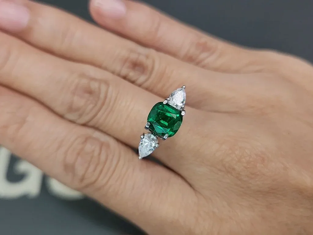 Изумруд Vivid Green в огранке кушон 1,84 карата, Пакистан Изображение №5