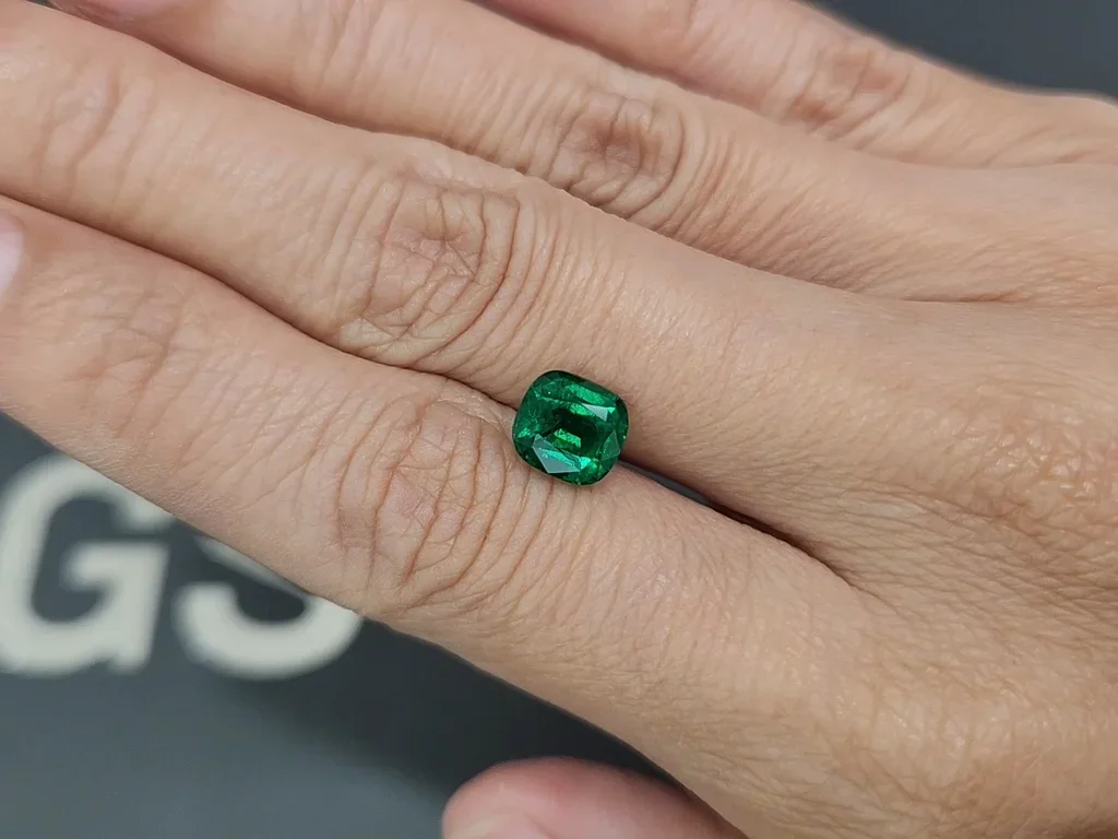 Изумруд Vivid Green в огранке кушон 1,84 карата, Пакистан Изображение №2