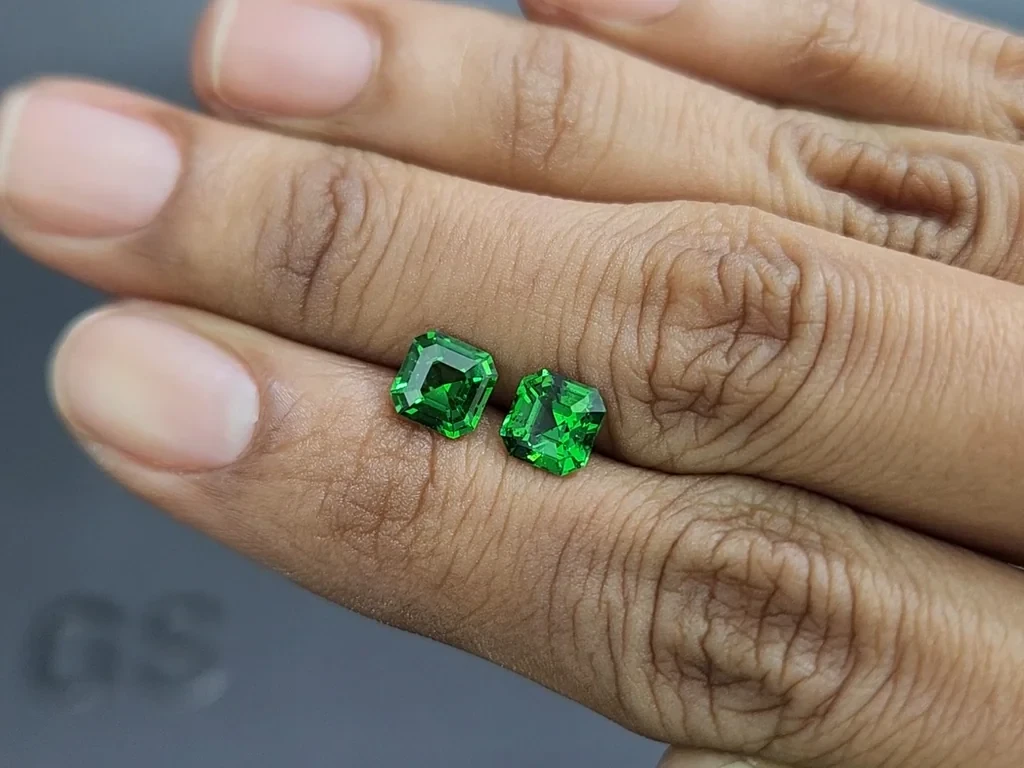 Пара гранатов цаворитов в огранке ашер 2,02 карат, Африка Изображение №2