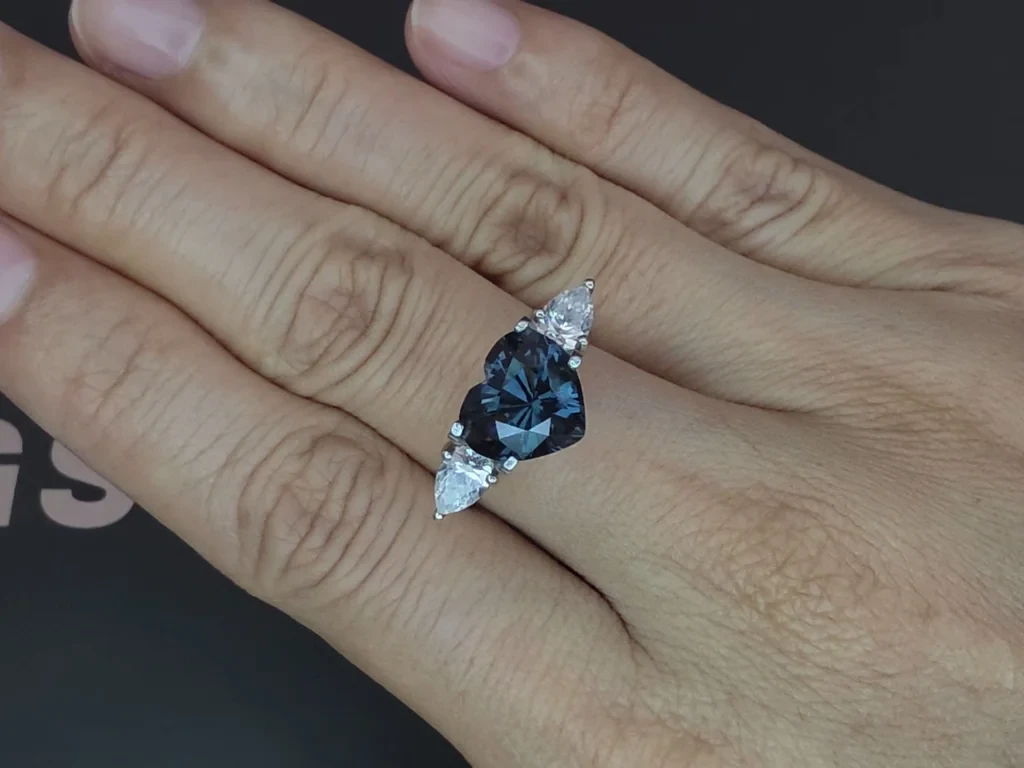 Серо-синяя шпинель в огранке сердце 3,65 карат, Танзания Изображение №5