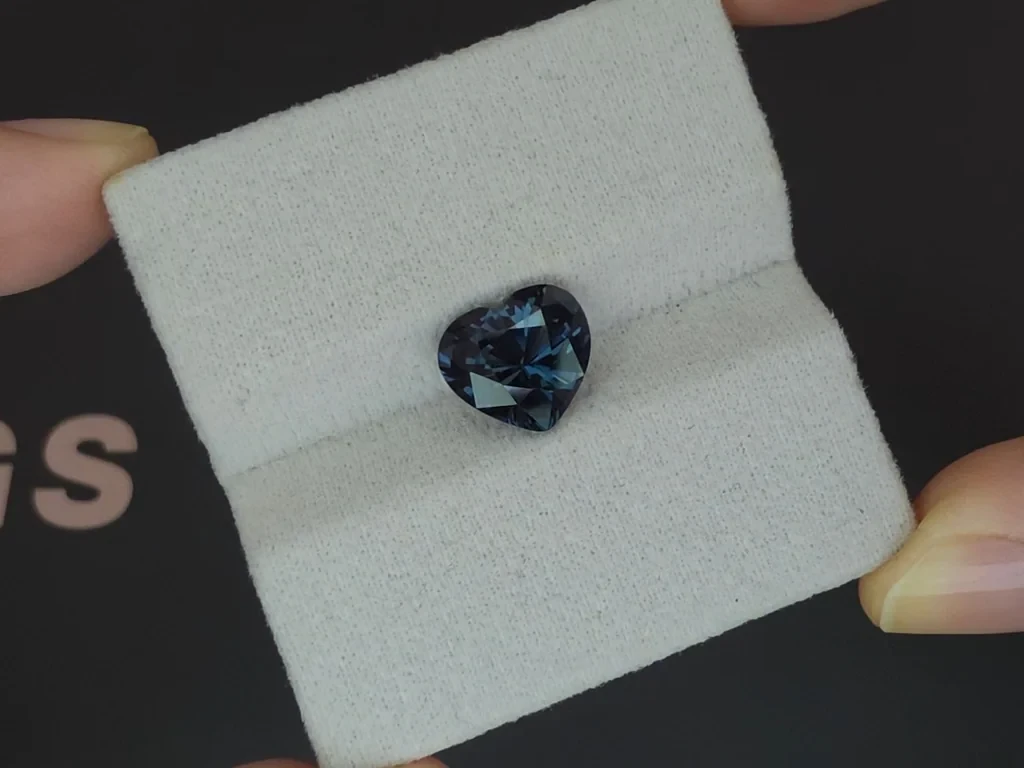 Серо-синяя шпинель в огранке сердце 3,65 карат, Танзания Изображение №4