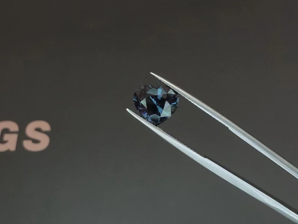 Серо-синяя шпинель в огранке сердце 3,65 карат, Танзания Изображение №3