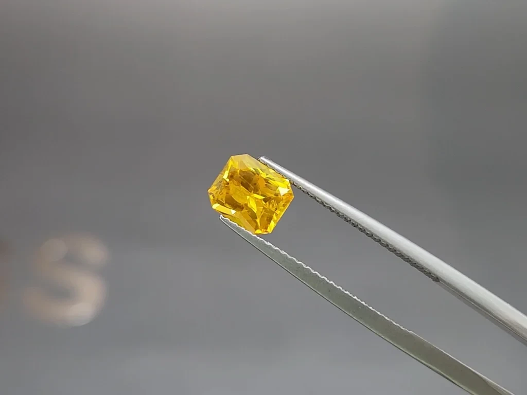 Сапфир Vivid Yellow в огранке радиант 1,64 карат, Шри-Ланка Изображение №3