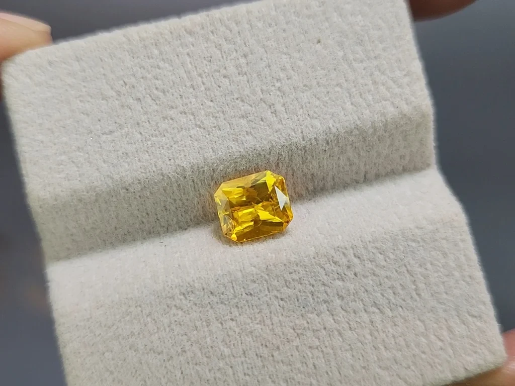 Сапфир Vivid Yellow в огранке радиант 1,64 карат, Шри-Ланка Изображение №4