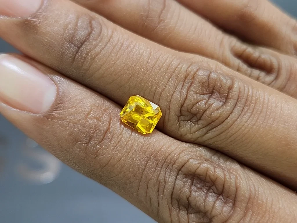 Сапфир Vivid Yellow в огранке радиант 1,64 карат, Шри-Ланка Изображение №2