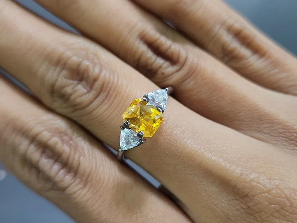 Сапфир Vivid Yellow в огранке радиант 1,64 карат, Шри-Ланка Изображение №5