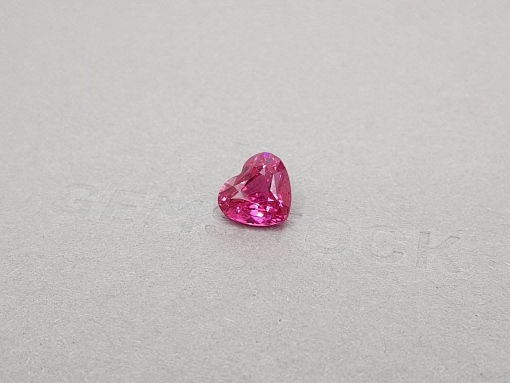 Розовая шпинель Махенге в огранке сердце 3,65 карат, Танзания Изображение №3