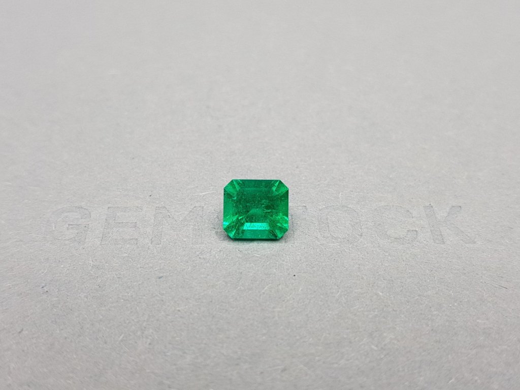 Кольцо с изумрудом цвета Muzo Green 1,62 карат и бриллиантами в белом золоте 750 пробы Изображение №4