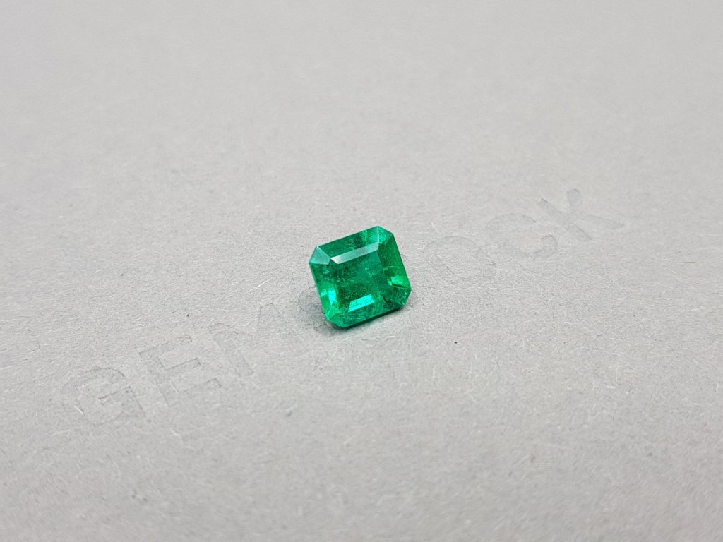 Кольцо с изумрудом цвета Muzo Green 1,62 карат и бриллиантами в белом золоте 750 пробы Изображение №5