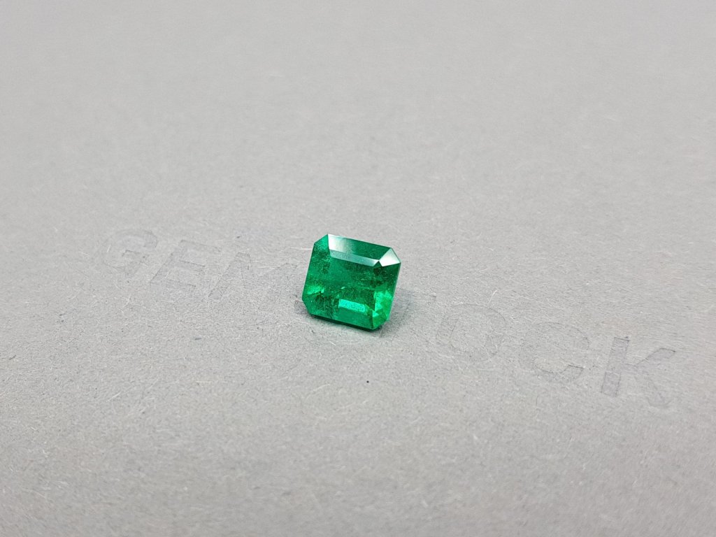 Кольцо с изумрудом цвета Muzo Green 1,62 карат и бриллиантами в белом золоте 750 пробы Изображение №6