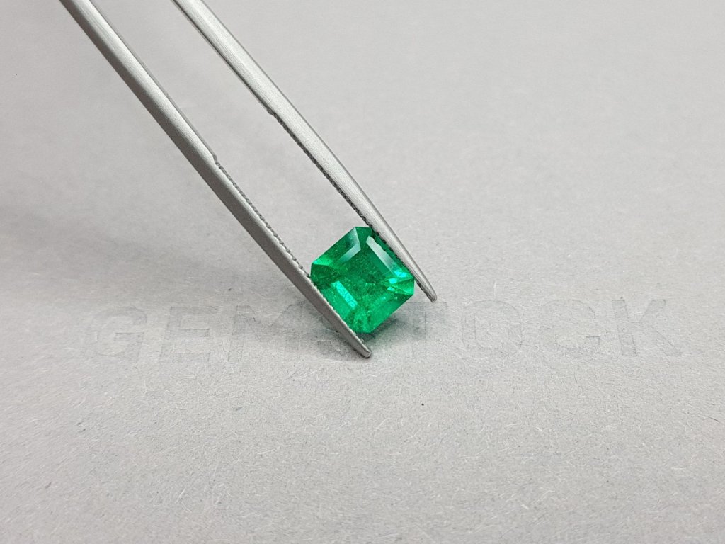 Кольцо с изумрудом цвета Muzo Green 1,62 карат и бриллиантами в белом золоте 750 пробы Изображение №7