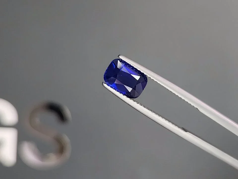 Синий сапфир цвета Royal Blue в огранке кушон 2,55 карата, Шри-Ланка  Изображение №3