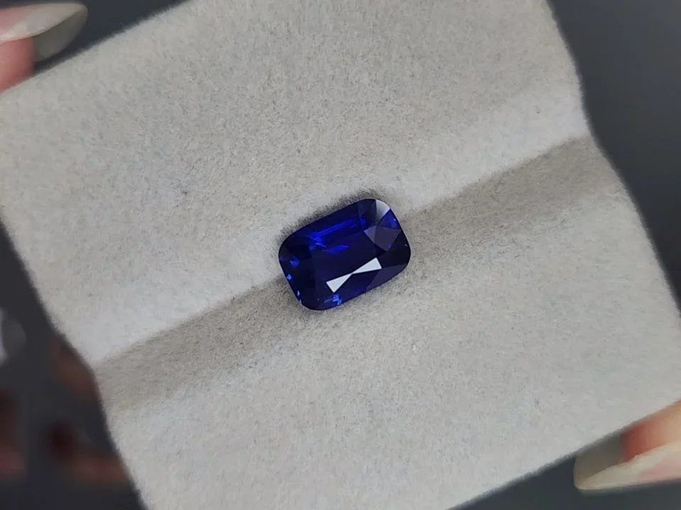 Синий сапфир цвета Royal Blue в огранке кушон 2,55 карата, Шри-Ланка  Изображение №4