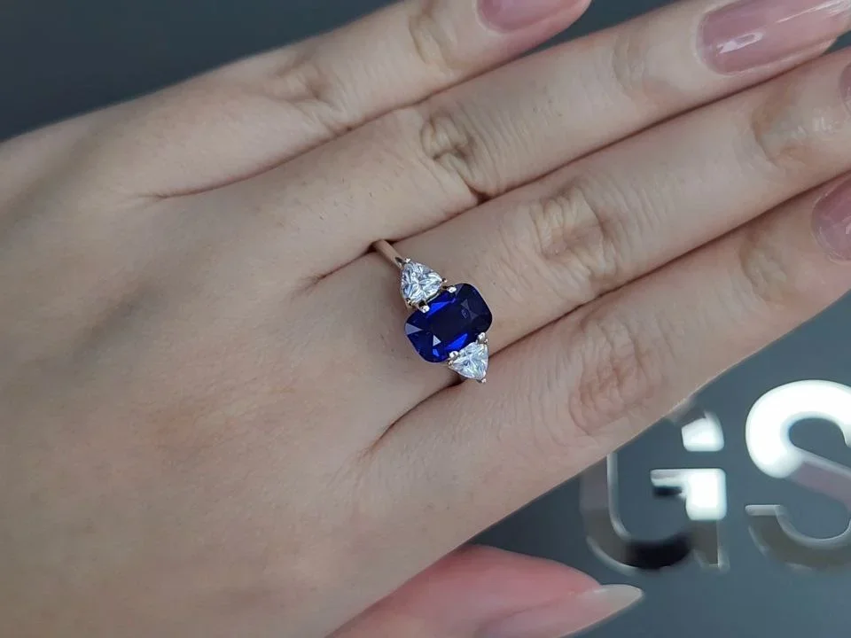 Синий сапфир цвета Royal Blue в огранке кушон 2,55 карата, Шри-Ланка  Изображение №5