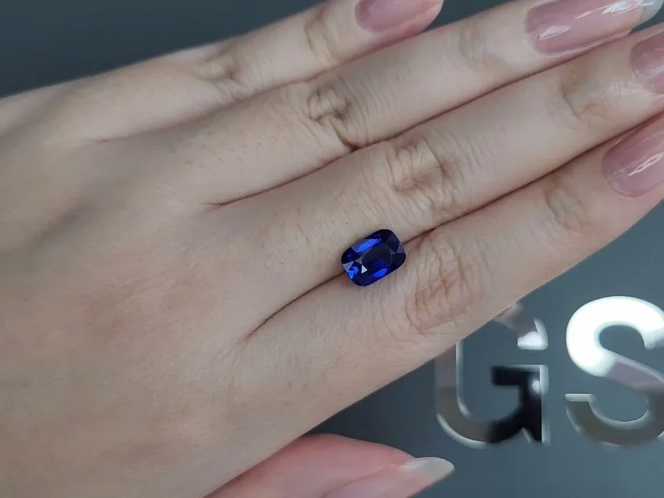 Синий сапфир цвета Royal Blue в огранке кушон 2,55 карата, Шри-Ланка  Изображение №2