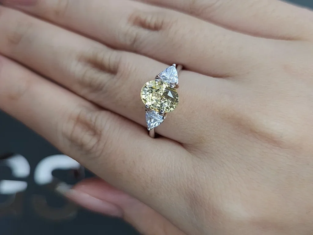 Негретый сапфир Pastel Yellow в огранке овал 3,08 карата, Шри-Ланка Изображение №5
