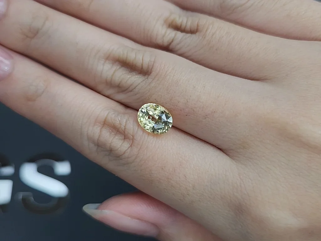 Негретый сапфир Pastel Yellow в огранке овал 3,08 карата, Шри-Ланка Изображение №2