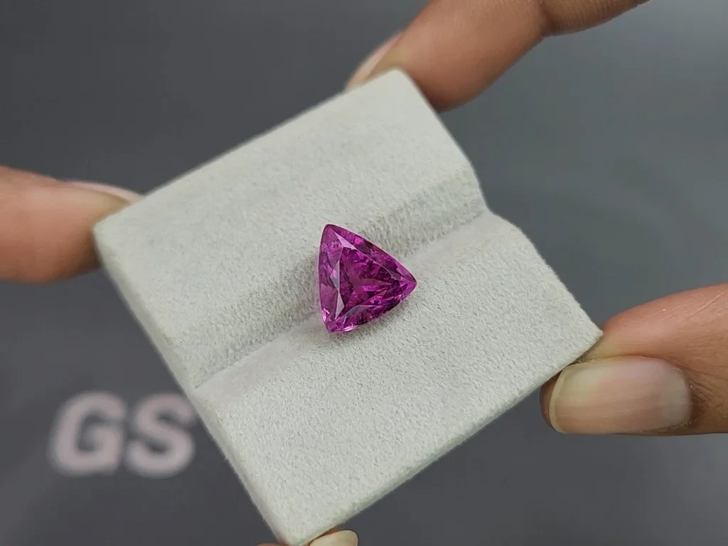 Пурпурный турмалин в огранке триллион 5,15 карат, Африка Изображение №4