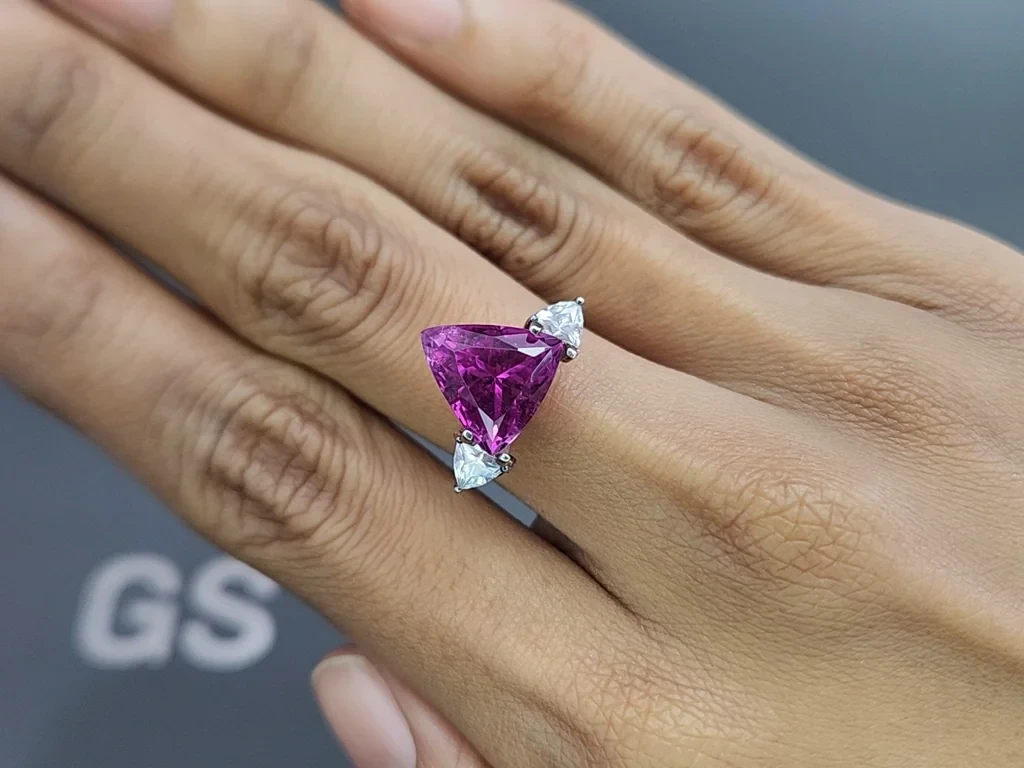 Пурпурный турмалин в огранке триллион 5,15 карат, Африка Изображение №5